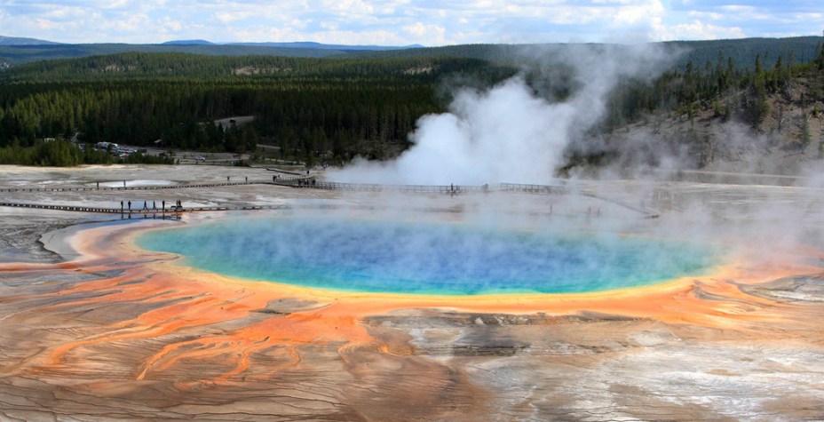 Grand Prismatic Spring, uma das atrações multicoloridas do Parque Nacional de Yellowstone