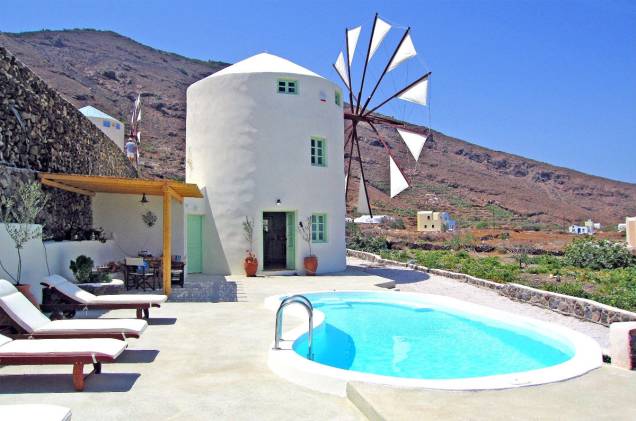 <a href="https://www.airbnb.com.br/rooms/13131" rel="5. Santorini, Grécia" target="_blank"><strong>5. Santorini, Grécia</strong></a> Por uma diária de quase mil reais, o viajante pode hospedar-se em um luxuoso moinho esculpido em branco, de frente para o mar <a href="https://www.airbnb.com.br/rooms/13131" rel="5. Santorini, Grécia" target="_blank"><strong>5. Santorini, Grécia</strong></a> Por uma diária de quase mil reais, o viajante pode hospedar-se em um luxuoso moinho esculpido em branco, de frente para o mar