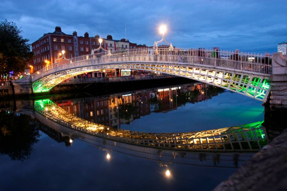 Para substituir a travessia de barcos do rio Liffey, em <a href="https://viajeaqui.abril.com.br/cidades/irlanda-dublin" rel="Dublin">Dublin</a>, foi construída uma ponte e, para cruzá-la, cobrava-se meio penny ou half penny. O nome pegou e a ponte foi rebatizada quando o pedágio aumentou para 1½ penny. Tornou a Penny HaPenny Bridge<strong>+ <a href="https://viajeaqui.abril.com.br/materias/8-experiencias-irlandesas-dublin" rel="8 experiências irlandesas em Dublin" target="_blank">8 experiências irlandesas em Dublin</a></strong>