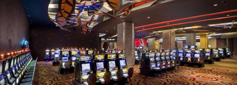 <strong>Para apostar suas fichas</strong>    <a href="https://es.hardrockhotelpuntacana.com/?referrer=httpss%3A%2F%2Fwww.google.com.br%2F" rel="Hard Rock Casino & Hotel Punta Cana " target="_blank">Hard Rock Casino & Hotel Punta Cana </a>(Praia Macao, bit.ly/hdrckpta). Com decoração espalhafatosa, shows internacionais e espaços superlativos, esse pedaço de Vegas no Caribe reúne 40 mesas de jogos e 457 máquinas caça-níqueis - não por acaso, é o maior cassino da República Dominicana.    1 787 quartos / 9 restaurantes / 15 piscinas    <a href="https://www.booking.com/city/do/punta-cana.pt-br.html?aid=332455&label=viagemabril-puntacana" rel="Reserve seu resort em Punta Cana pelo booking.com" target="_blank">Reserve seu resort em Punta Cana pelo booking.com </a>