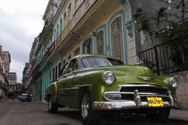 A imagem clássica de Havana: casas neocoloniais e grandes carros A imagem clássica de Havana: casas neocoloniais e grandes carros