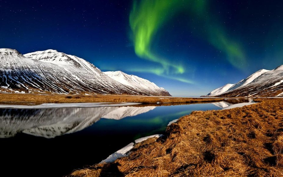 Aurora boreal no fiorde Hedins