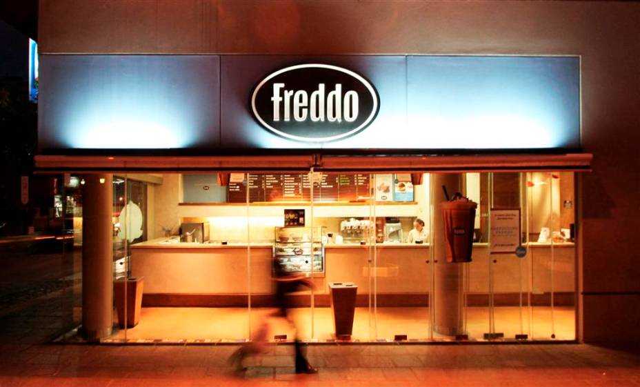 <strong>Heladeria Freddo</strong>A Freddo é uma das sorveterias mais conhecidas da cidade, com redes abertas inclusive no Brasil. Mas é claro: a experiência de provar de um dos seus <em>helados</em> na terra dos hermanos é totalmente diferente! O grande destaque aqui é o sorvete de doce de leite, de sabor inigualável. O de chocolate com amêndoas também não faz feio