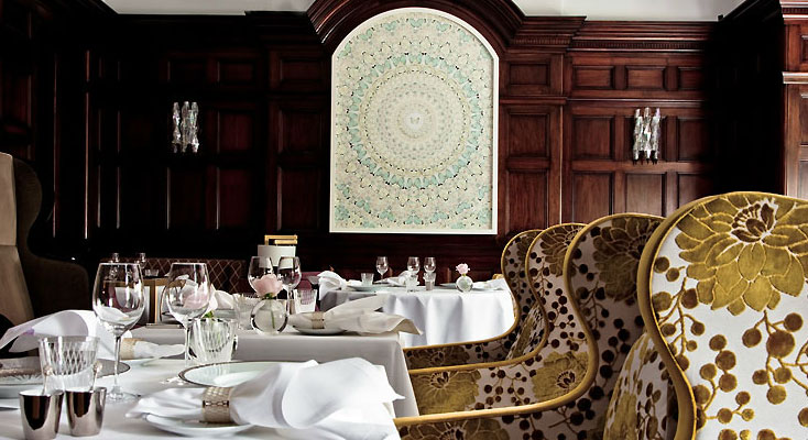 A leste do Hyde Park, em Mayfair, concentram-se algumas das melhores mesas de Londres, como o francês <strong>Hélène Darroze at the Connaught</strong> <em>(Carlos Place, <a href="https://the-connaught.co.uk" rel="the-connaught.co.uk" target="_blank">the-connaught.co.uk</a>)</em>, que ganhou em 2011 sua segunda estrela do Guia Michelin. No almoço, o menu de três pratos e duas taças de vinho custa £ 42 por pessoa