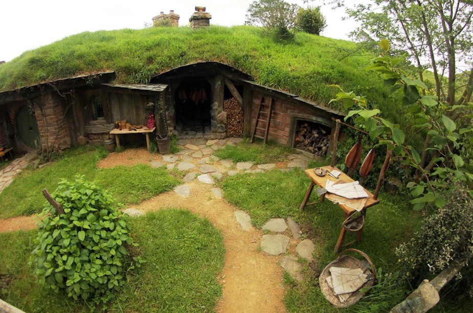 Cada uma das 44 casinhas de Hobbiton tem tamanho, cor e decoração diferentes