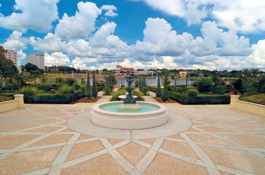 <strong>Cidade de Lakeland</strong>            A cidade de Lakeland é repleta de áreas públicas, como o Hollis Garden, no centro da cidade; o parque público fica de frente ao Lake Mirror e perto das construções mais antigas da região