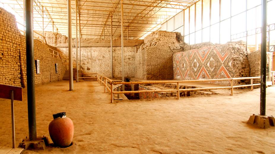 A região desértica é caracterizada por construções erguidas pelos povos Moche, que habitaram o país entre os séculos 2 e 6 e que ficaram conhecidos por terem desenvolvido obras importantes de engenharia hidráulica. Por aqui, é possível encontrar construções de adobe, uma matéria-prima muito antiga, plataformas de cerimonial, altares, que inclusive serviam como sacrifícios, e pinturas murais desenvolvidas pelos povos