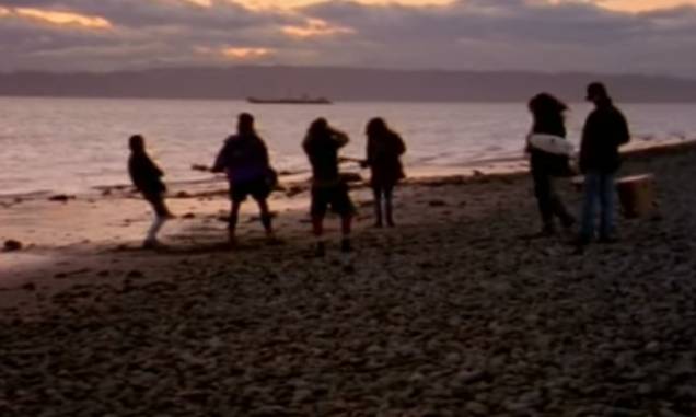 <strong>9. <a href="https://www.youtube.com/watch?v=VUb450Alpps" rel="Temple of the Dog – Hunger Strike" target="_blank">Temple of the Dog – Hunger Strike</a> - Discovery Park e West Point Lighthouse em <a href="https://viajeaqui.abril.com.br/cidades/estados-unidos-seattle" rel="Seattle" target="_self">Seattle</a>, Washington, <a href="https://viajeaqui.abril.com.br/paises/estados-unidos" rel="Estados Unidos" target="_self">Estados Unidos</a></strong> No começo dos anos 1990, uma das bandas precursoras do grunge perdia seu vocalista: o andrógino Andrew Wood, do Mother Love Bone. Para homenageá-lo, os integrantes da banda se uniram a Chris Cornell e a um jovem cantor que despontava e surpreendia pela voz: Eddie Vedder, que mais tarde se juntaria a esses mesmos membros para formar o Pearl Jam. <strong><a href="https://www.youtube.com/watch?v=VUb450Alpps" rel="Assista aqui" target="_blank">Assista aqui</a></strong> <em><a href="https://www.booking.com/city/us/seattle.pt-br.html?sid=efe6c9de408bb8d78e20e017e616e9f8;dcid=1/?aid=332455&label=viagemabril-locacoes-de-videoclipes" rel="Veja preços de hotéis em Seattle no Booking.com" target="_blank">Veja preços de hotéis em Seattle no Booking.com</a></em> <strong>9. <a href="https://www.youtube.com/watch?v=VUb450Alpps" rel="Temple of the Dog – Hunger Strike" target="_blank">Temple of the Dog – Hunger Strike</a> - Discovery Park e West Point Lighthouse em <a href="https://viajeaqui.abril.com.br/cidades/estados-unidos-seattle" rel="Seattle" target="_self">Seattle</a>, Washington, <a href="https://viajeaqui.abril.com.br/paises/estados-unidos" rel="Estados Unidos" target="_self">Estados Unidos</a></strong> No começo dos anos 1990, uma das bandas precursoras do grunge perdia seu vocalista: o andrógino Andrew Wood, do Mother Love Bone. Para homenageá-lo, os integrantes da banda se uniram a Chris Cornell e a um jovem cantor que despontava e surpreendia pela voz: Eddie Vedder, que mais tarde se juntaria a esses mesmos membros para formar o Pearl Jam. <strong><a href="https://www.youtube.com/watch?v=VUb450Alpps" rel="Assista aqui" target="_blank">Assista aqui</a></strong> <em><a href="https://www.booking.com/city/us/seattle.pt-br.html?sid=efe6c9de408bb8d78e20e017e616e9f8;dcid=1/?aid=332455&label=viagemabril-locacoes-de-videoclipes" rel="Veja preços de hotéis em Seattle no Booking.com" target="_blank">Veja preços de hotéis em Seattle no Booking.com</a></em>