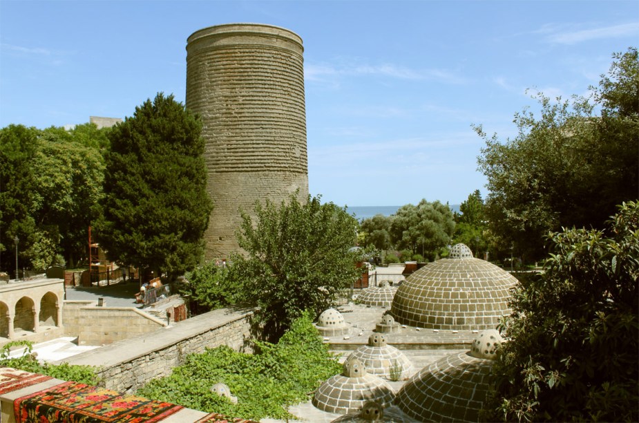 <strong>Cidade Antiga</strong>        "As ruelas da Cidade Antiga (Ichari Shahar) são um respiro de história na moderna metrópole. Os muros de pedra e a Torre da Donzela são vestígios da cidade nos séculos XI e XII. Cheia de restaurantes, casas de chá e bares, a região também é o melhor lugar para encontrar suvenires e produtos típicos, como tapetes, lenços de seda e antigos broches soviéticos."