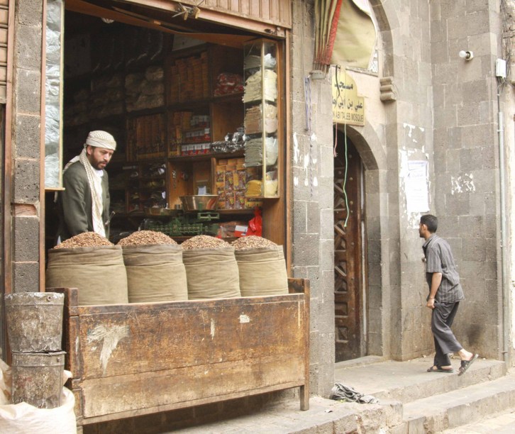 As primeiras <strong>mudas de café </strong>foram cultivadas no <strong>Iêmen</strong> e de lá se expandiram pelo mundo árabe. Para garantir o monopólio do produto os árabes ferviam ou torravam as sementes (impossibilitando o seu plantio) antes de comercializá-las nos mercados. Acredita-se que um peregrino-contrabandista, escondeu sementes de café férteis em sua barriga e levou a planta para a <a href="https://gutenberg.viagemeturismo.abril.com.br/materias/europa/" target="_blank"><strong>Europa</strong></a> e a <strong>Ásia</strong>