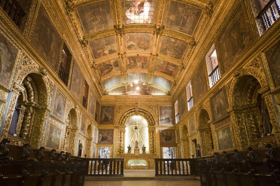Altar de cedro folheado a ouro e teto da <a href="https://viajeaqui.abril.com.br/estabelecimentos/br-pe-recife-atracao-capela-dourada" rel="Capela Dourada" target="_blank">Capela Dourada</a>, na Igreja da Órdem Terceira de São Francisco, dentro do complexo de edifícios do Convento e Igreja de Santo Antônio, em <a href="https://viajeaqui.abril.com.br/cidades/br-pe-recife" rel="Recife" target="_blank">Recife</a>, <a href="https://viajeaqui.abril.com.br/estados/br-pernambuco" rel="Pernambuco" target="_blank">Pernambuco</a>