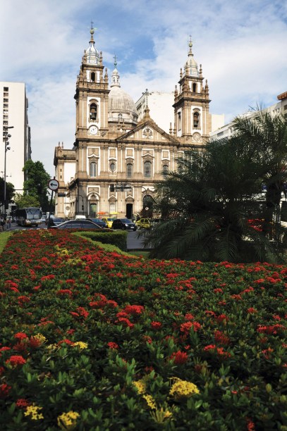 <strong>5. <a href="https://viajeaqui.abril.com.br/estabelecimentos/br-rj-rio-de-janeiro-atracao-igreja-n-s-da-candelaria" rel="NOSSA SENHORA DA CANDELÁRIA" target="_self">NOSSA SENHORA DA CANDELÁRIA</a></strong> (800 metros)            A Candelária teve o nome manchado por um massacre de crianças de rua, em 1993; mas vale adentrar na bela igreja com cúpula adornada por estátuas de mármore.            <em>Endereço: Praça Pio X, s/nº</em>