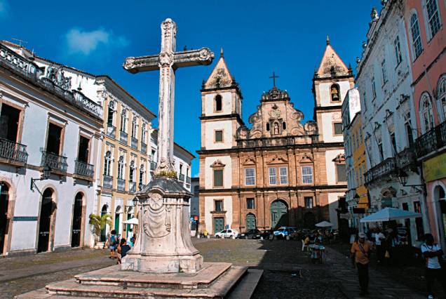 Símbolo dos templos capuchinos da época, a cruz de mármore postada no largo em frente à <a href="https://viajeaqui.abril.com.br/estabelecimentos/br-ba-salvador-atracao-igreja-e-convento-de-sao-francisco" rel="Igreja e Convento de São Francisco" target="_blank">Igreja e Convento de São Francisco</a>, atração cinco estrelas no <strong>GUIA QUATRO RODAS, </strong>foi erguida entre 1805 e 1808. Símbolo dos templos capuchinos da época, a cruz de mármore postada no largo em frente à <a href="https://viajeaqui.abril.com.br/estabelecimentos/br-ba-salvador-atracao-igreja-e-convento-de-sao-francisco" rel="Igreja e Convento de São Francisco" target="_blank">Igreja e Convento de São Francisco</a>, atração cinco estrelas no <strong>GUIA QUATRO RODAS, </strong>foi erguida entre 1805 e 1808.