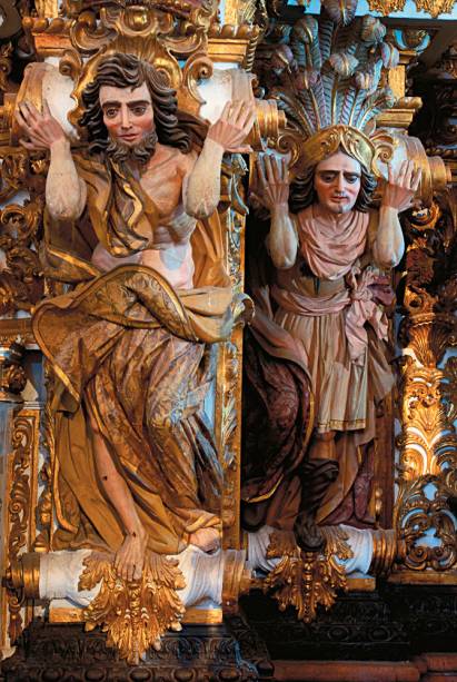 O interior da <a href="https://viajeaqui.abril.com.br/estabelecimentos/br-ba-salvador-atracao-igreja-e-convento-de-sao-francisco" rel="Igreja e Convento de São Francisco" target="_blank">Igreja e Convento de São Francisco</a> reúne também influências barrocas, do rococó e neoclássicas. Da última escola são exemplos as colunas gregas, na entrada do corredor central, e o atlante (foto) no maior altar lateral.
