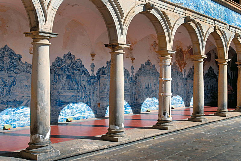 Outra riqueza da <a href="https://viajeaqui.abril.com.br/estabelecimentos/br-ba-salvador-atracao-igreja-e-convento-de-sao-francisco" rel="Igreja e Convento de São Franciso" target="_blank">Igreja e Convento de São Franciso</a> são os 37 painéis de azulejos do claustro que reproduzem pinturas do holandês Otto Van Veen e retratam personagens da mitologia pagã greco-romana em cenas de conteúdo moral e apelo cristão. As epígrafes vêm do poeta Horácio.