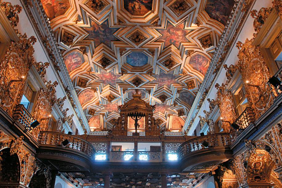O teto geométrico da <a href="https://viajeaqui.abril.com.br/estabelecimentos/br-ba-salvador-atracao-igreja-e-convento-de-sao-francisco" rel="Igreja e Convento de São Francisco" target="_blank">Igreja e Convento de São Francisco</a>, em <a href="https://viajeaqui.abril.com.br/cidades/br-ba-salvador" rel="Salvador" target="_blank"><strong>Salvador</strong></a>, retrata a alegoria da Imaculada Conceição da Virgem Maria com uma série de pinturas poligonais, inseridas numa maciça estrutura de talha branca e filetes dourados. Atração cinco estrelas no <strong>GUIA QUATRO RODAS</strong>