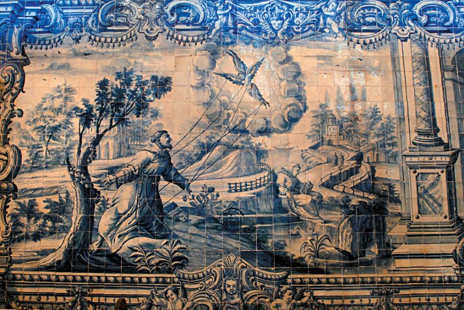 Assinados em 1737 pelo português Bartolomeu Antunes de Jesus, os painéis de azulejos no interior da <a href="https://viajeaqui.abril.com.br/estabelecimentos/br-ba-salvador-atracao-igreja-e-convento-de-sao-francisco" rel="Igreja e Convento de São Francisco" target="_blank">Igreja e Convento de São Francisco</a> narram a vida do santo.