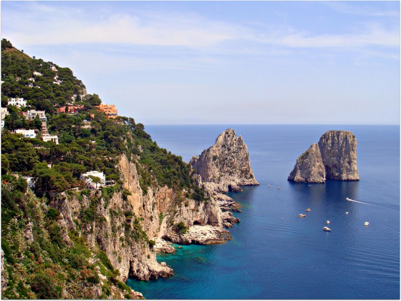 Na costa próxima a <a href="https://gutenberg.viagemeturismo.abril.com.br/cidades/napoles/">Nápoles</a>, Capri é uma eterna favorita dos viajantes