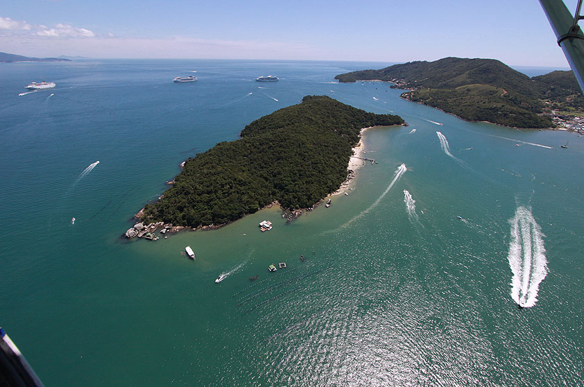 <strong>11. Ilha de Porto Belo</strong> Basta uma travessia de dez minutos de barco para chegar aqui – peça ao barqueiro para circundar a ilha, o que prolonga o trajeto. Em terra, é só alugar a cadeira e o guarda-sol e escolher entre as três prainhas: a do trapiche, ponto de chegada e saída de barcos; a Central, com estrutura de bar e restaurante; e a Prainha, destinada a grupos. <a href="https://www.booking.com/searchresults.pt-br.html?aid=332455&lang=pt-br&sid=eedbe6de09e709d664615ac6f1b39a5d&sb=1&src=searchresults&src_elem=sb&error_url=https%3A%2F%2Fwww.booking.com%2Fsearchresults.pt-br.html%3Faid%3D332455%3Bsid%3Deedbe6de09e709d664615ac6f1b39a5d%3Bclass_interval%3D1%3Bdest_id%3D-663540%3Bdest_type%3Dcity%3Bgroup_adults%3D2%3Bgroup_children%3D0%3Blabel_click%3Dundef%3Bno_rooms%3D1%3Boffset%3D0%3Braw_dest_type%3Dcity%3Broom1%3DA%252CA%3Bsb_price_type%3Dtotal%3Bsrc%3Dindex%3Bsrc_elem%3Dsb%3Bss%3DPorto%2520Belo%3Bss_raw%3DIlha%2520de%2520Porto%2520Belo%3Bssb%3Dempty%26%3B&ss=Porto+Belo%2C+Santa+Catarina%2C+Brasil&ssne=Porto+Belo&ssne_untouched=Porto+Belo&city=-663540&checkin_monthday=&checkin_month=&checkin_year=&checkout_monthday=&checkout_month=&checkout_year=&no_rooms=1&group_adults=2&group_children=0&highlighted_hotels=&from_sf=1&ss_raw=Porto+Belo%2C+s&ac_position=0&ac_langcode=xb&dest_id=-663540&dest_type=city&search_pageview_id=83d66fa094c801eb&search_selected=true&search_pageview_id=83d66fa094c801eb&ac_suggestion_list_length=5&ac_suggestion_theme_list_length=0" target="_blank" rel="noopener"><em>Busque hospedagens em Porto Belo no Booking.com</em></a>