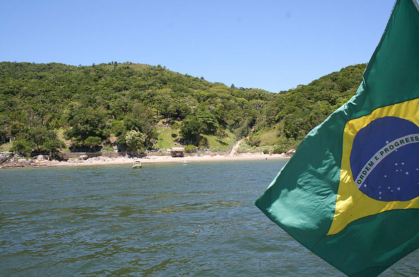 <strong>11. Ilha de Porto Belo </strong>Além de fazer nada na areia você pode visitar o museu que conta a história da ilha, mergulhar com snorkel e caminhar por uma trilha ecológica, que passa por inscrições rupestres e um mirante. A visitação à ilha é liberada das 7h às 18h30 – entre abril e setembro não há visitas. <a href="https://www.booking.com/searchresults.pt-br.html?aid=332455&lang=pt-br&sid=eedbe6de09e709d664615ac6f1b39a5d&sb=1&src=searchresults&src_elem=sb&error_url=https%3A%2F%2Fwww.booking.com%2Fsearchresults.pt-br.html%3Faid%3D332455%3Bsid%3Deedbe6de09e709d664615ac6f1b39a5d%3Bclass_interval%3D1%3Bdest_id%3D-663540%3Bdest_type%3Dcity%3Bgroup_adults%3D2%3Bgroup_children%3D0%3Blabel_click%3Dundef%3Bno_rooms%3D1%3Boffset%3D0%3Braw_dest_type%3Dcity%3Broom1%3DA%252CA%3Bsb_price_type%3Dtotal%3Bsrc%3Dindex%3Bsrc_elem%3Dsb%3Bss%3DPorto%2520Belo%3Bss_raw%3DIlha%2520de%2520Porto%2520Belo%3Bssb%3Dempty%26%3B&ss=Porto+Belo%2C+Santa+Catarina%2C+Brasil&ssne=Porto+Belo&ssne_untouched=Porto+Belo&city=-663540&checkin_monthday=&checkin_month=&checkin_year=&checkout_monthday=&checkout_month=&checkout_year=&no_rooms=1&group_adults=2&group_children=0&highlighted_hotels=&from_sf=1&ss_raw=Porto+Belo%2C+s&ac_position=0&ac_langcode=xb&dest_id=-663540&dest_type=city&search_pageview_id=83d66fa094c801eb&search_selected=true&search_pageview_id=83d66fa094c801eb&ac_suggestion_list_length=5&ac_suggestion_theme_list_length=0" target="_blank" rel="noopener"><em>Busque hospedagens em Porto Belo no Booking.com</em></a>