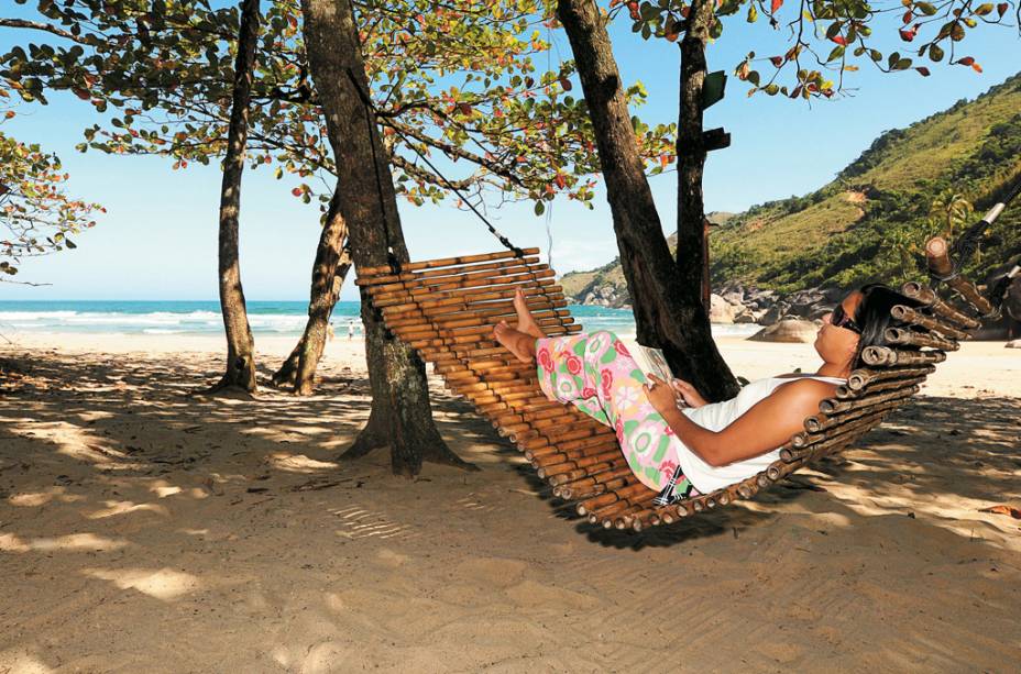 Turista relaxando em uma rede da Pousada Porto Bonete