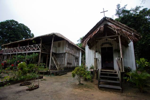 Casa do Barão (à esquerda) e capela, no Museu do Seringal Vila Paraíso, no Igarapé São João, a 25 minutos de barco de Manaus, no Amazonas Casa do Barão (à esquerda) e capela, no Museu do Seringal Vila Paraíso, no Igarapé São João, a 25 minutos de barco de Manaus, no Amazonas