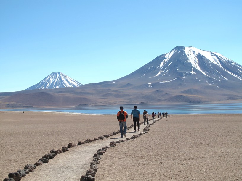 No passeio chamado <a href="https://viajeaqui.abril.com.br/estabelecimentos/chile-san-pedro-de-atacama-atracao-lagunas-miscanti-e-minique">Lagunas Altiplanicas</a>, oferecidos pelas agências de San Pedro do Atacama, um dos pontos de parada é a Laguna Miscanti, que está a mais de 4100 metros de altitude. O azul intenso das águas calmas e o reflexos de luz na lagoa encantam, assim como os diversos vulcões que complementam o cenário. Mas não se empolgue, pois o ar é rarefeito e exige que a caminhada seja calma