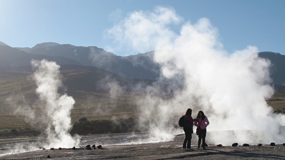 Neste campo geotérmico, há muitos <a href="https://viajeaqui.abril.com.br/estabelecimentos/chile-san-pedro-de-atacama-atracao-geiseres-del-tatio">gêiseres</a> que jorram vapor dágua, com atividade mais intensa nos primeiros minutos da manhã. Vale a pena acordar cedinho para pegar um tour oferecido pelas agências - a saída dos grupos de San Pedro costuma ser antes das 5 horas - e conhecer este fenômeno natural. Vá bem agasalhado para o passeio, pois a temperatura pode ficar abaixo de zero antes do sol nascer. Por segurança, não ultrapasse a demarcação de segurança feita com pedras, já houve turistas que se acidentaram, com um caso fatal. Se quiser experimentar o contato com a água quentinha, há piscinas naturais na área, com temperatura por volta dos 33 graus Celsius.