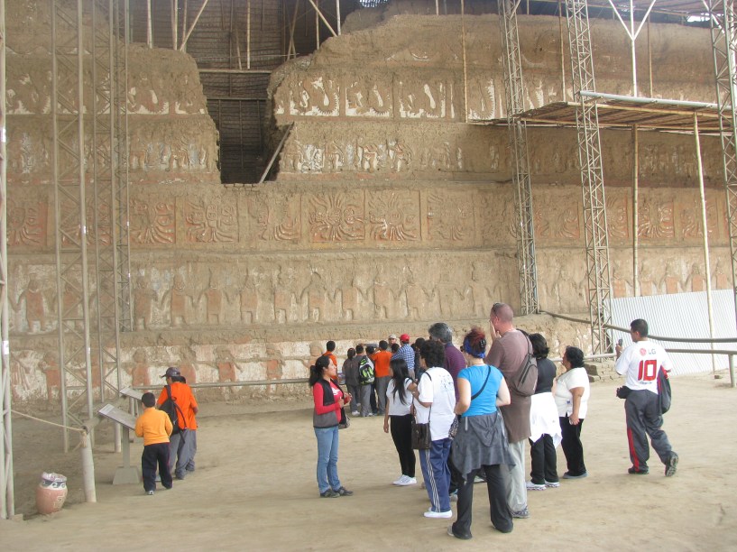 Turistas observam a fachada principal do Templo Velho na Huaca de la Luna, no Valle de Moche, norte do Peru