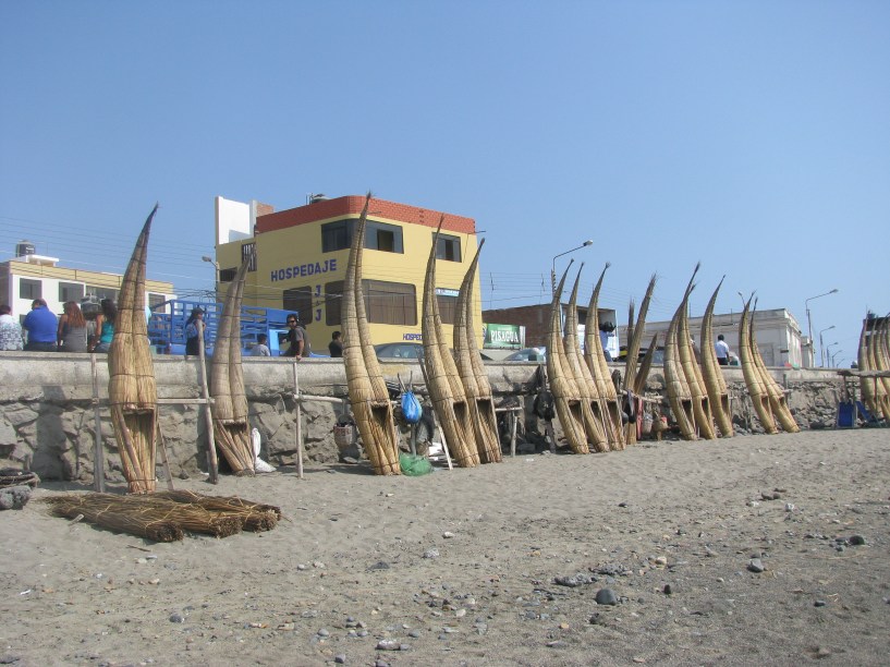 Caballitos de totora em Huanchaco, norte do Peru