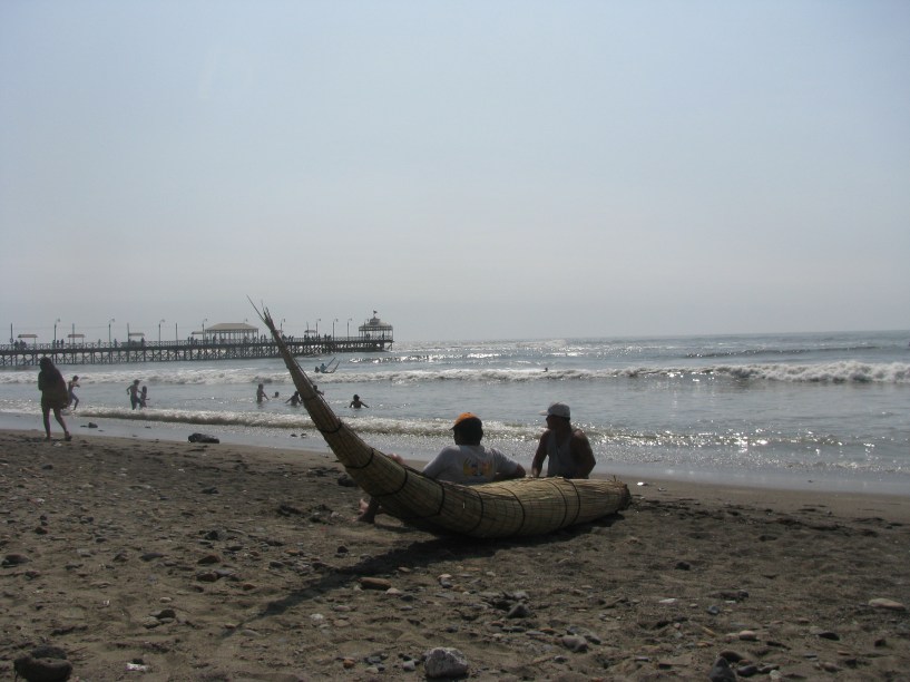 Caballitos de totora em Huanchaco, norte do Peru