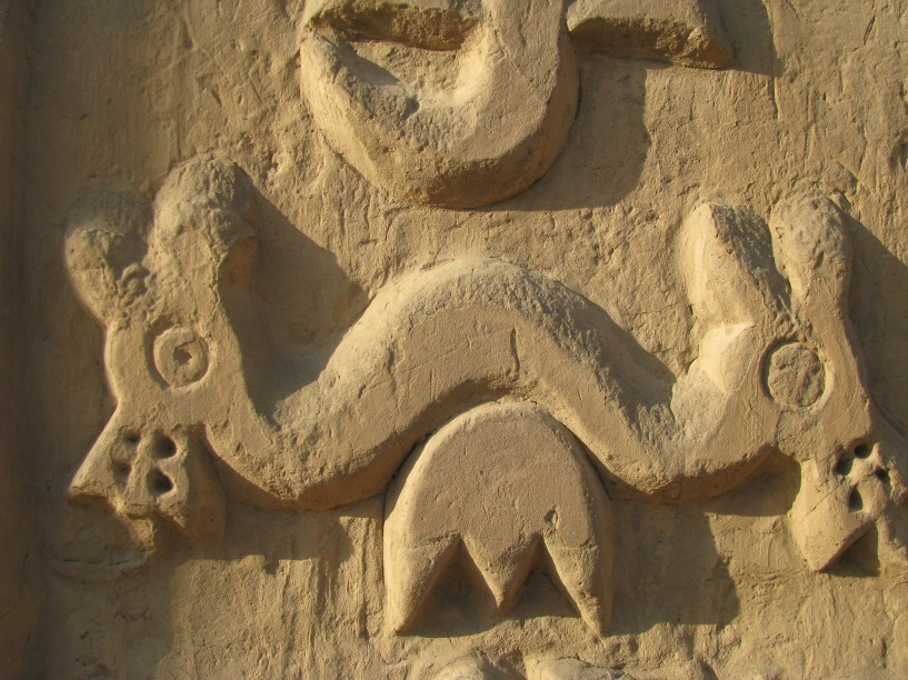 Detalhes de muros e paredes na Huaca del Dragón (Arco-Íris)