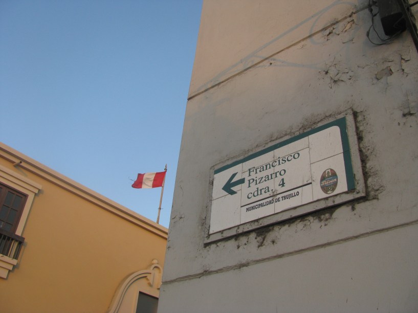 Detalhe da sinalização de rua em Trujillo, capital de La Libertad, norte do Peru