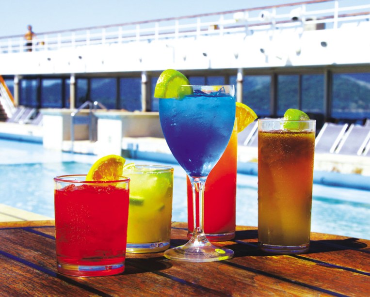 Drinks são servidos nos dois restaurantes e seis bares do navio