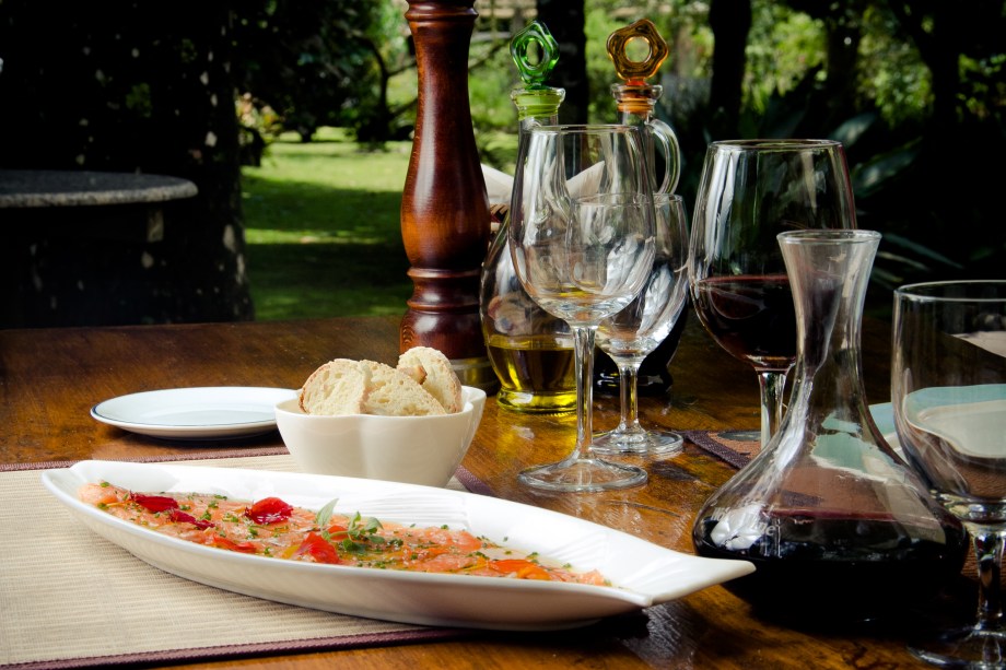 Carpaccio de truta salmonada e torradas do restaurante Rosmarinus Officinalis, em Visconde de Mauá, Rio de Janeiro