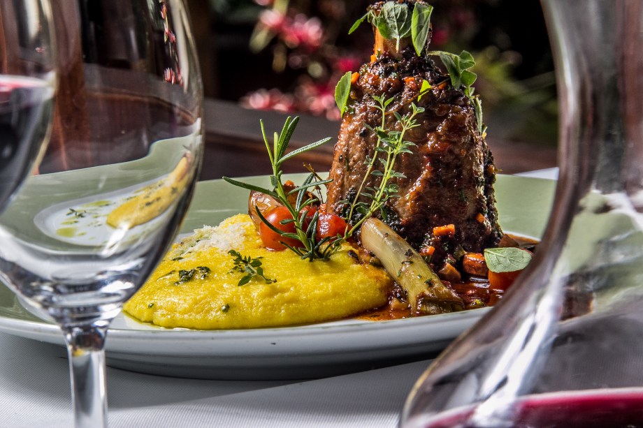 Stinco de Vitelo com polenta cremosa italiana ao próprio molho do restaurante Rosmarinus Officinalis, em Visconde de Mauá, Rio de Janeiro