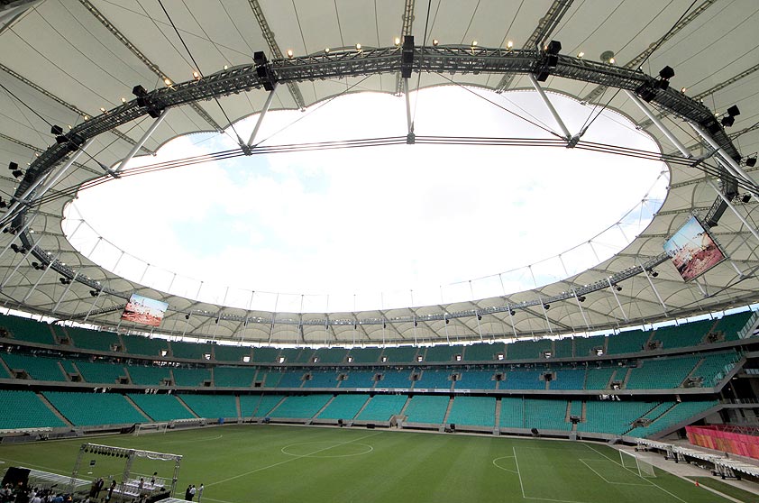 <a href="https://viajeaqui.abril.com.br/estabelecimentos/br-ba-salvador-atracao-estadio-arena-fonte-nova" rel="Arena Fonte Nova – Salvador: " target="_top"><strong>Arena Fonte Nova – Salvador: </strong></a>Construído no mesmo local do antigo estádio Octávio Mangabeira, aberto em 1951 e demolido em 2010. Com três anéis, estrutura verticalizada e todos os 50 mil lugares cobertos, o projeto ao mesmo tempo aproxima o torcedor do campo de jogo e lembra a antiga Fonte Nova, com a tradicional abertura na arquibancada para o Dique do Tororó, que concentra as gigantescas esculturas de orixás do artista plástico Tati Moreno.