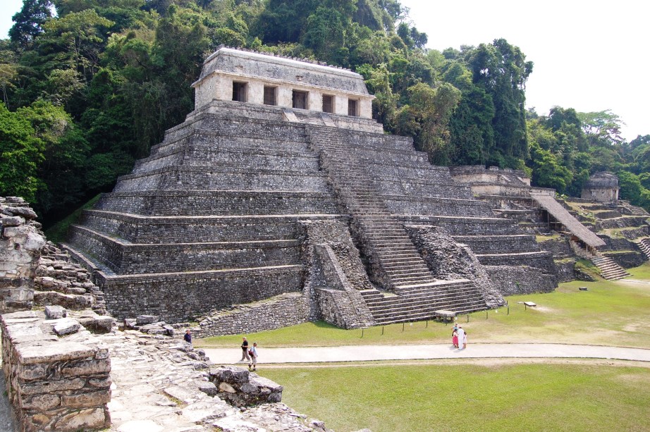 <strong>5. Templo das Inscrições – Palenque – México </strong>Localizado no sítio arqueológico de Palenque, no estado de Chiapas no sul do México, o Templo tem grande importância devido aos hieróglifos maias encontrados em seu interior, o maior texto maia conservado até hoje. Nas tábuas de hieróglifos podemos ver a história do rei K’inich Janaab’ Pakal e seu filho K’inich Kan B’alam II contada em ricos detalhes. O monumento foi construído por Pakal e finalizado por seu filho quando seu pai morreu.A pirâmide tem 22,8 metros de altura e uma tumba secreta do rei Pakal localizada a 1,5 metro abaixo do solo, que tem acesso por uma escada que desce do alto da pirâmide que só foi descoberta em 1952 pelo arqueólogo mexicano Alberto Ruz Lhuillier