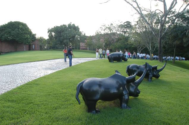 <strong><a href="https://viajeaqui.abril.com.br/estabelecimentos/br-pe-recife-atracao-instituto-ricardo-brennand" rel="Instituto Ricardo Brennand" target="_blank">Instituto Ricardo Brennand</a> - em <a href="https://viajeaqui.abril.com.br/cidades/br-pe-recife" rel="Recife" target="_blank">Recife</a>, PE</strong><br /><br />Brasileiro é fascinado por castelos medievais: afirmação inconteste, lembrem-se do realizado sonho de infância de Ronaldo Fenômeno e Daniela Cicarelli. Casaram-se no Castelo de Chamburcy, nos arredores de Paris. O enlace logo acabou e aqui também termina a ligação com o Instituto Ricardo Brennand, situado num “castelo moderno” na periferia de Recife. Vale visitá-lo só por causa da construção? Até vale, mas a edificação em si está muito longe de ser a cereja do bolo que, aliás, é difícil definir qual é. O cartão de boas vindas é dado por uma alameda de palmeiras imperiais que findam num jardim repleto de grandes esculturas (foto) que cercam o castelo. O colombiano Fernando Botero assina uma das obras – tem até uma réplica de Davi, de Michelangelo.<br /><br />No interior do castelo, tudo é absolutamente prodigioso. A pinacoteca exibe o maior acervo de pinturas do holandês Frans Post e obras de gente que viajou pelo Brasil durante o século 19. Na biblioteca, encontram-se importantes documentos da época da ocupação holandesa no Brasil. Uma ala do castelo é dedicada à coleção de armas brancas que Ricardo Brennand adquiriu desde a década de 40: são 3000 objetos dos séculos 15 até os dias atuais – uma das maiores coleções do mundo.<br /><br />Onde: Al. Antônio Brennand, 14, Várzea – Tel. (81) 2121-0352<br />Horário de funcionamento: terça a domingo das 13h às 17h<br />Ingresso: R$ 15<br />Distância do Centro: 14 km<br />Distância de Boa Viagem: 16 km <strong><a href="https://viajeaqui.abril.com.br/estabelecimentos/br-pe-recife-atracao-instituto-ricardo-brennand" rel="Instituto Ricardo Brennand" target="_blank">Instituto Ricardo Brennand</a> - em <a href="https://viajeaqui.abril.com.br/cidades/br-pe-recife" rel="Recife" target="_blank">Recife</a>, PE</strong><br /><br />Brasileiro é fascinado por castelos medievais: afirmação inconteste, lembrem-se do realizado sonho de infância de Ronaldo Fenômeno e Daniela Cicarelli. Casaram-se no Castelo de Chamburcy, nos arredores de Paris. O enlace logo acabou e aqui também termina a ligação com o Instituto Ricardo Brennand, situado num “castelo moderno” na periferia de Recife. Vale visitá-lo só por causa da construção? Até vale, mas a edificação em si está muito longe de ser a cereja do bolo que, aliás, é difícil definir qual é. O cartão de boas vindas é dado por uma alameda de palmeiras imperiais que findam num jardim repleto de grandes esculturas (foto) que cercam o castelo. O colombiano Fernando Botero assina uma das obras – tem até uma réplica de Davi, de Michelangelo.<br /><br />No interior do castelo, tudo é absolutamente prodigioso. A pinacoteca exibe o maior acervo de pinturas do holandês Frans Post e obras de gente que viajou pelo Brasil durante o século 19. Na biblioteca, encontram-se importantes documentos da época da ocupação holandesa no Brasil. Uma ala do castelo é dedicada à coleção de armas brancas que Ricardo Brennand adquiriu desde a década de 40: são 3000 objetos dos séculos 15 até os dias atuais – uma das maiores coleções do mundo.<br /><br />Onde: Al. Antônio Brennand, 14, Várzea – Tel. (81) 2121-0352<br />Horário de funcionamento: terça a domingo das 13h às 17h<br />Ingresso: R$ 15<br />Distância do Centro: 14 km<br />Distância de Boa Viagem: 16 km