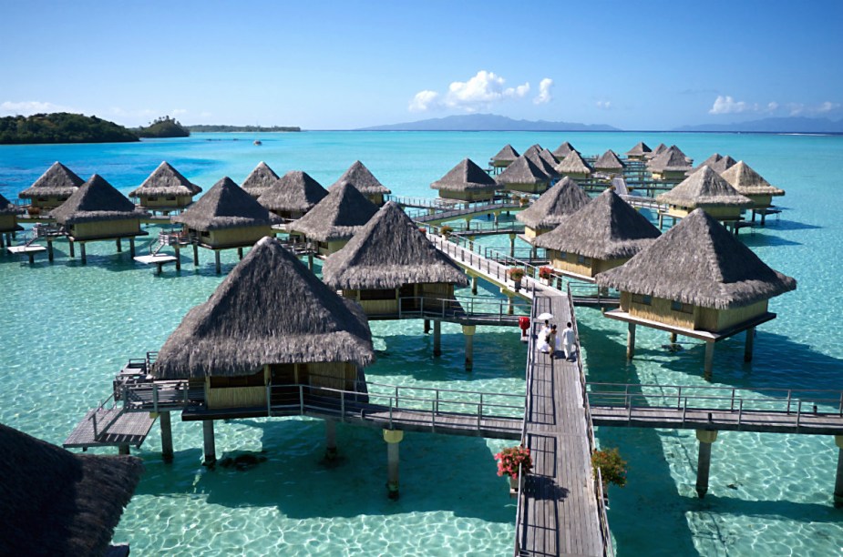 <strong><a href="https://www.booking.com/hotel/pf/intercontinental-bora-bora-le-moana-resort.pt-br.html?aid=332455&label=viagemabril-hoteisflutuantes" rel="Intercontinental Le Moana – Bora Bora" target="_blank">Intercontinental Le Moana – Bora Bora</a> (Polinésia Francesa)</strong>Encontrado próximo da costa de uma das mais belas praias do mundo, o hotel Intercontinental Le Moana possui uma vista impressionante das montanhas ao fundo da lagoa.