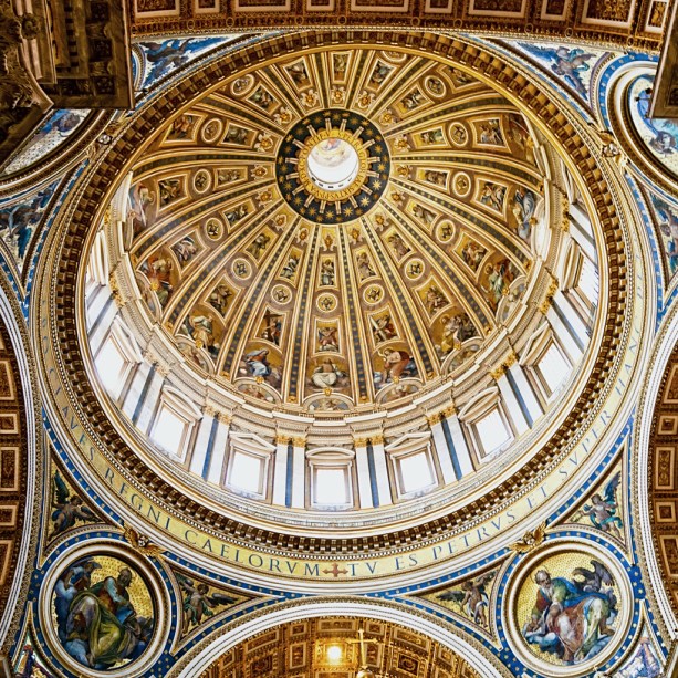 interior da basílica de são pedro