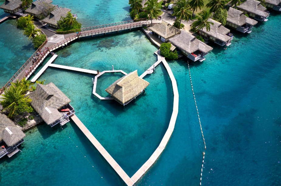 <strong><a href="https://www.booking.com/hotel/pf/intercontinental-moorea-resort.pt-br.html?aid=332455&label=viagemabril-hoteisflutuantes" rel="Intercontinental Moorea Resort and Spa" target="_blank">Intercontinental Moorea Resort and Spa</a> – Moorea (Polinésia Francesa)</strong>O Intercontinental Moorea Resort Spa fica na Polinésia Francesa – entre um conjunto de montanhas e uma lagoa tropical - e possui 144 quartos e bangalôs espalhados por deques que interligam todas as dependências do resort.