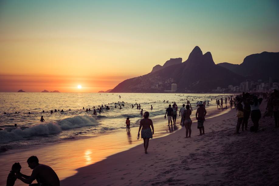 <strong>RIO DE JANEIRO, RIO DE JANEIRO</strong>    É claro que o Rio de Janeiro estaria na lista, certo? A Cidade Maravilhosa é um dos destinos mais desejados de acordo com a pesquisa, especialmente para viagens de curta duração, durante fins de semana. Um passei perfeito não pode deixar de contar com uma bela caminhada na Lagoa Rodrigo de Freitas ou no calçadão de Ipanema. Leve sua mãe em todos os pontos turísticos tradicionais, como o Cristo Redentor e o Pão de Açúcar, não deixando de curtir um fim de tarde sob as árvores do Jardim Botânico.    Chegar ao Rio é fácil: há dois aeroportos: o Santos Dumont, na região central, e o Internacional Antônio Carlos Jobim (ou Galeão), na Ilha do Governador, a 20 km do Centro.