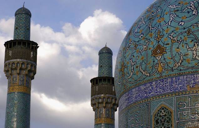 <strong>Mesquita do Xá, Isfahan, Irã</strong>Importante entreposto comercial no Oriente Médio, houve uma época que Isfahan esteve entre as maiores cidades do planeta. Boa parte de seus maiores símbolos arquitetônicos, como a Grande Mesquita (foto, também conhecida como do Imã ou do Xá), o bazar e o palácio Ali Qapu encontram-se em torno da praça Maidan. Conhecida por seu grande portal flanqueado por minaretes, a mesquita destaca-se por sua elaborada decoração em azulejos <strong>Mesquita do Xá, Isfahan, Irã</strong>Importante entreposto comercial no Oriente Médio, houve uma época que Isfahan esteve entre as maiores cidades do planeta. Boa parte de seus maiores símbolos arquitetônicos, como a Grande Mesquita (foto, também conhecida como do Imã ou do Xá), o bazar e o palácio Ali Qapu encontram-se em torno da praça Maidan. Conhecida por seu grande portal flanqueado por minaretes, a mesquita destaca-se por sua elaborada decoração em azulejos