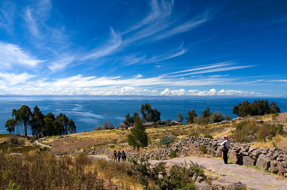 Com uma população de aproximadamente 2200 habitantes, a ilha localizada às margens do Lago Titicaca, na fronteira com a <a href="https://viajeaqui.abril.com.br/paises/bolivia" target="_blank">Bolívia</a>, é cercada por um solo e marcada por um clima favoráveis à prática da agricultura. Anteriormente habitada pelos incas, a região ainda abriga alguns sítios arqueológicos e foi uma das últimas no Peru a ser tomada pelos espanhois durante o século 16. Taquile é, ainda, conhecida pela produção e comercialização de vestimantas tradicionais peruanas tombadas como Patrimônio Cultural da Unesco