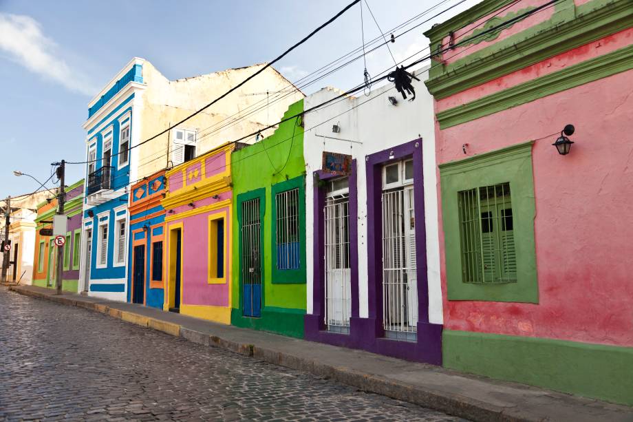 <strong>2. <a href="https://viajeaqui.abril.com.br/cidades/br-pe-olinda" rel="Olinda" target="_blank">Olinda</a>, <a href="https://viajeaqui.abril.com.br/estados/br-pernambuco" rel="Pernambuco" target="_blank">Pernambuco</a></strong>                                A vila pernambucana já foi considerada a mais rica do Brasil colonial. Tudo mudou durante a invasão holandesa, quando foi saqueada e incendiada. Hoje, restaurada e pintada, está na lista de cidades coloniais mais bem conservadas do país. Além das belezas naturais que a cercam, Olinda tem como marca suas casinhas multicoloridas e as manifestações culturais vibrantes, como o Carnaval de rua, com seus blocos de bonecos gigantes, e o contagiante ritmo do frevo