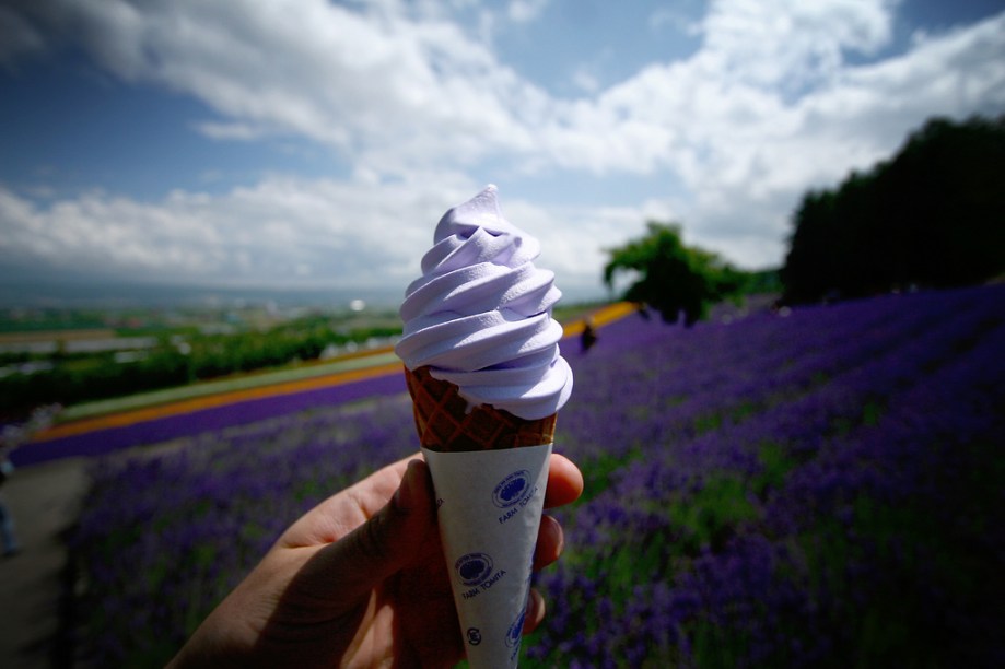 <strong>Sorvetes</strong>Furano, no centro da ilha de Hokkaido, no extremo norte do <a href="https://viajeaqui.abril.com.br/paises/japao" rel="Japão" target="_blank">Japão</a>, é um dos destinos mais agradáveis e belos do país durante o verão. Aqui, nunca é quente demais e os campos floridos atraem milhares de turistas. Uma das atrações é o sorvete de lavanda. O sabor é excelente, mas o cheiro é do pescoço da vovó.<br />Outro sabor popular é o de chá verde. Quando o inverno passa e está quente demais para tomar a bebida quente, muitos japoneses pegam a parte mais nobre das folhas, o <em>macha</em>, reservada para a cerimônia do chá, e a transforma num sorvete singular. Cafeterias ao longo do Caminho do Filósofo, em <a href="https://viajeaqui.abril.com.br/cidades/japao-kyoto" rel="Kyoto" target="_blank">Kyoto</a>, oferecem o produto<br /> 