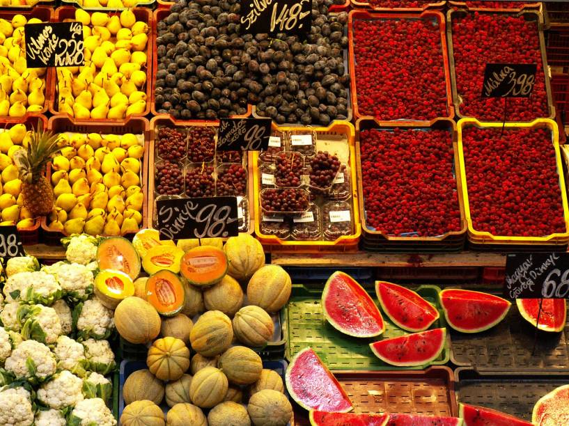 <strong>Grande Mercado de Budapeste, Hungria</strong>Localizado no centro de <a href="https://viajeaqui.abril.com.br/cidades/hungria-budapeste" target="_blank" rel="noopener">Budapeste</a>, o grande mercado central (Nagycsarnok) reúne ofertas interessantes com muita páprica, caviar, vodca e até alguns bons vinhos locais como o Tokaj e o Egri Bikaver