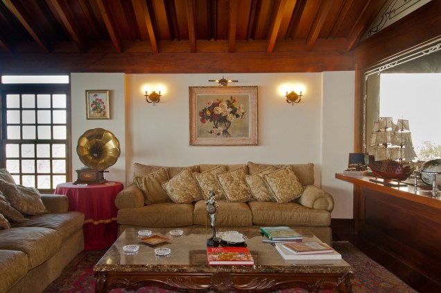 Peças de época, sofás de couro e cadeiras de palhinha compõem o living, que tende ao clássico Peças de época, sofás de couro e cadeiras de palhinha compõem o living, que tende ao clássico