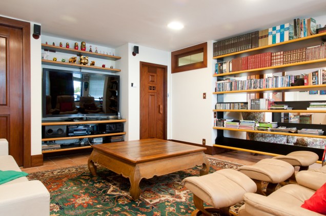 São 700 m² de conforto divididos em três pisos, recheados de ambientes como esta aconchegante sala de TV e leitura São 700 m² de conforto divididos em três pisos, recheados de ambientes como esta aconchegante sala de TV e leitura
